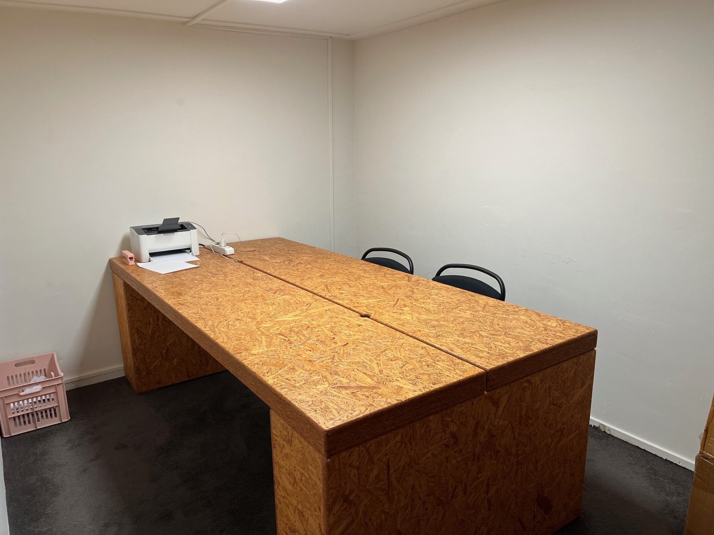 De vergaderruimte: een aparte ruimte met een grote houten tafel en stoelen.